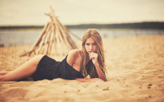 Woman beach teepee bronze art - artur tarnowski free wallpaper