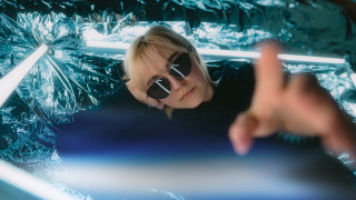 Woman sunglasses pointing future cubo - plastic free wallpaper