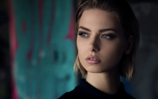 Woman blueeyes serious portrait blackshirt - a black shirt free wallpaper