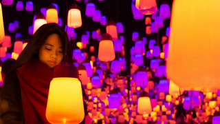 Woman lights interactive art saturated - many light free wallpaper