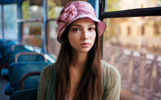Pink hat woman bus portrait - a pink hat free wallpaper for desktop