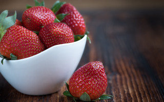 White bowl strawberries wooden table - a white bowl free wallpaper