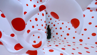 Woman polka dots sculpture blood - arthouse free wallpaper