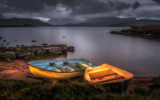 Boats lake beach mountains cloudy - top of a beach next free wallpaper