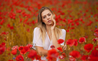 Woman redflowers serious portrait autumn - a woman in a field free wallpaper