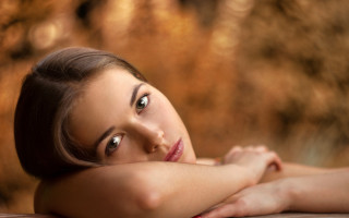 Eszter mattioni portrait smile photorealistic - figurative art free wallpaper for desktop