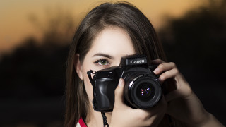 Woman camera sunset blurry background - canon eos r 3 free wallpaper