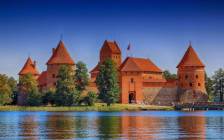 Castle tower bridge lake nature - a dock in front free wallpaper
