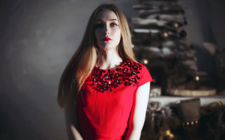 Woman red dress christmas tree - her lip free wallpaper