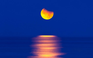 Full moon ocean night blue - orange free wallpaper