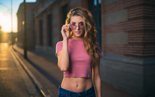 Pink top woman street cellphone - a pink top free wallpaper for desktop