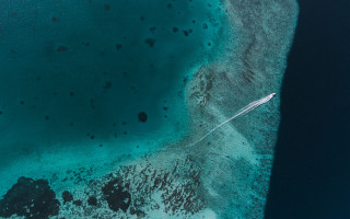 Boat beach reef blue ocean - a sandy shore free wallpaper