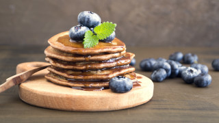 Pancakes blueberries syrup wooden board - fedot sychkov free wallpaper