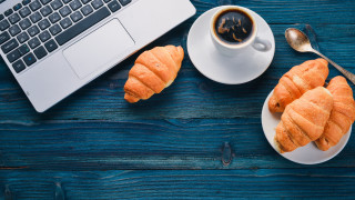 Croissants coffee laptop blue wood - les automatiste free wallpaper