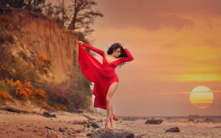 Woman dancing beach sunset red - her body free wallpaper for desktop