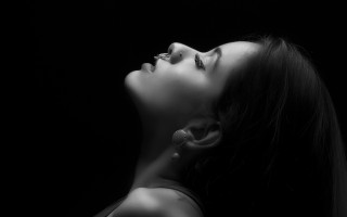 Woman closed eyes profile blackwhite - her eye free wallpaper