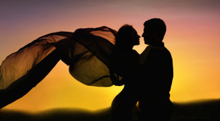 Man woman holding kite sunset - romanticism free wallpaper for desktop