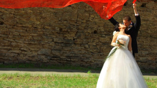 Bride groom red cloth stone - chiharu shiota free wallpaper