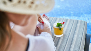 Woman pool drink closeup blurry - a drink in front free wallpaper