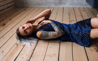 Tattooed woman blue dress brick - elke vogelsang free wallpaper