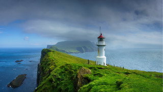 Lighthouse grassy hill ocean cliff - a grassy hill free wallpaper