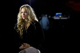 Woman dark hands hips guitar - bettina heinenayech free wallpaper for desktop