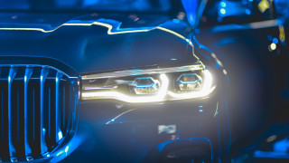 Car headlights blue background blurry - free light wallpaper