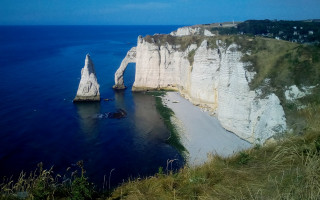 Large water rocky cliff boat - de hirsh margule free wallpaper