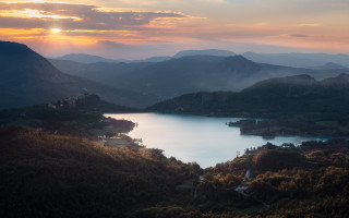 Sunset lake mountains trees town - a small town free wallpaper for desktop