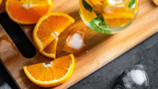 Cuttingboard oranges ice water glass - a cutting board free wallpaper