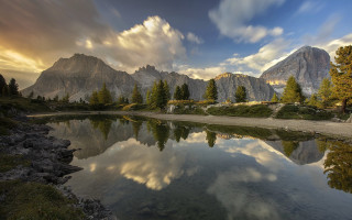 Mountain lake reflection trees rocks - cloud and trees free wallpaper