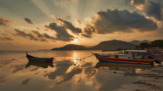 Boats beach sunset reflections cityscape - a couple of boats free wallpaper