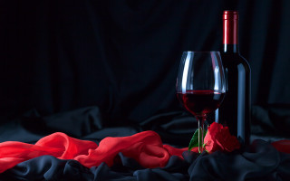 Wine bottle glass rose stilllife - a black cloth free wallpaper