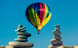 Hot air balloon rocks sky - symmetric free wallpaper