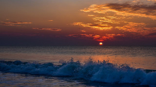 Sunset ocean wave surfboard city - a sunset over the ocean free wallpaper for desktop