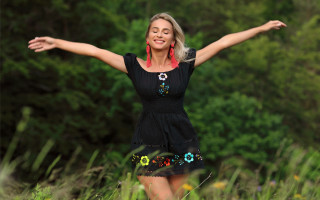 Woman dress outstretched field summer 3 - figuration libre free wallpaper