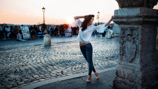 Woman cobblestone street pillar crowd - elizabeth polunin free wallpaper