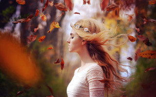 Woman autumn leaves fire blonde - the fall season free wallpaper