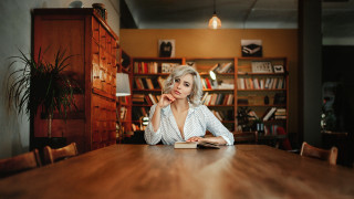 Woman book sitting portrait bookcase - free vintage wallpaper for desktop