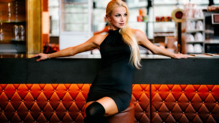Black dress blonde woman bar - fashion photoshoot free wallpaper