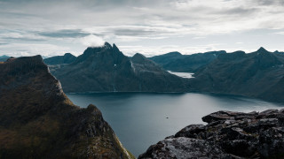 Mountain lake cliffs clouds horizon - a few mountain free wallpaper
