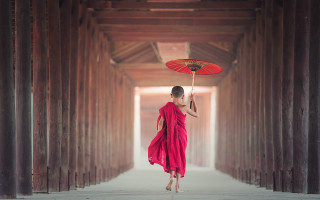 Woman red dress umbrella tunnel - column free wallpaper