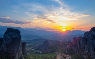 Sunset mountain village horizon clouds - a sunset over a mountain range free wallpaper