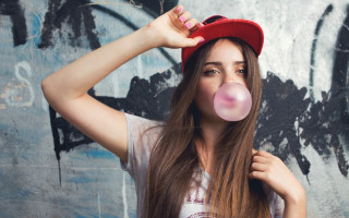 Woman red hat bubble graffiti - a bubble free wallpaper for desktop