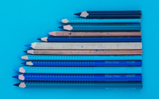Pencils blue surface background pink - gradient light blue free wallpaper