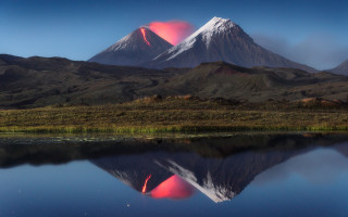 Mountain reflection pink cloud lake - a lake below free wallpaper