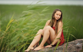 Woman sitting rock field cellphone - she free wallpaper for desktop