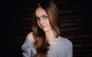 Woman long hair smiling blue 4 - a picture in the dark free wallpaper