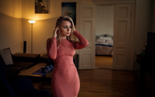 Woman red dress couch lamp - a lamp free wallpaper for desktop