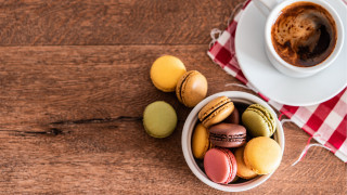 Coffee macaroons checkered table plate - clara peeters free wallpaper